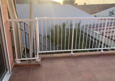 Barandilla de terraza con puerta